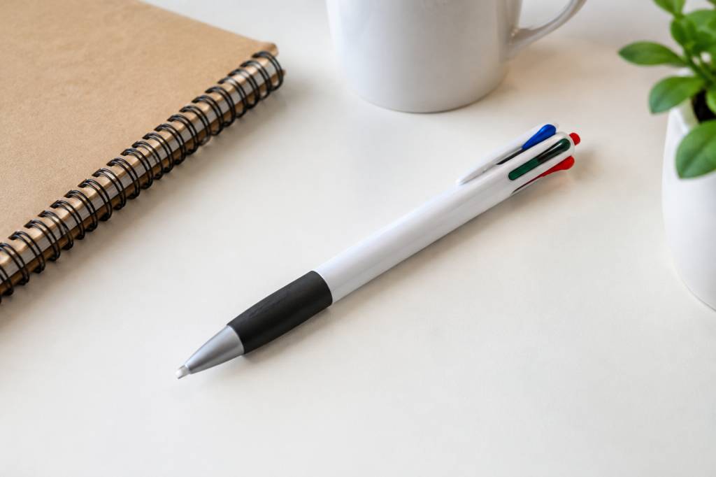 Stylo publicitaire 4 couleurs : un cadeau d’entreprise pratique et personnalisé